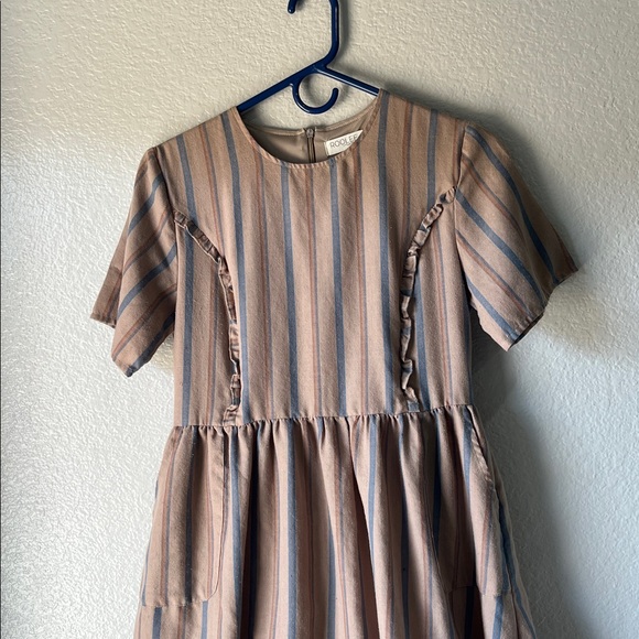 Roolee Mom Women’s Striped Ruffle Trim Short Sleeve Midi Dress Tan Blue Sz XS - Picture 6 of 7